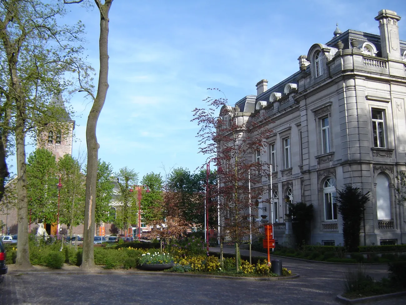 Gemeentehuis en kerk van Destelbergen