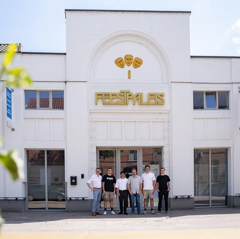 Het Trivali-team voor het kantoor in het voormalige Feestpaleis in Beervelde