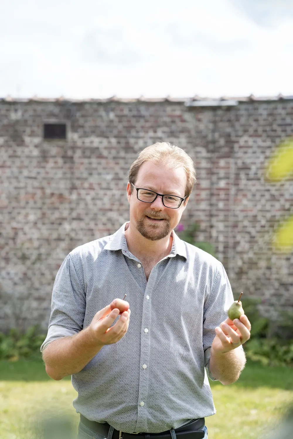 Kristof van Trivali met een appel en een peer