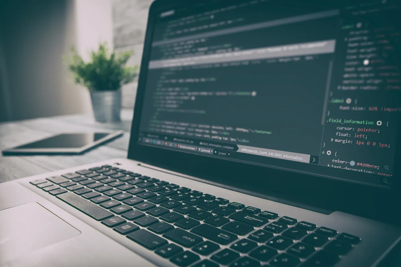 Laptop met code op het scherm