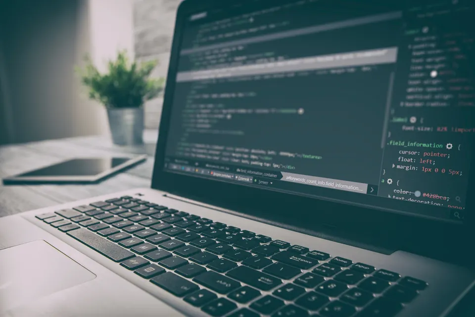 Laptop met code op het scherm
