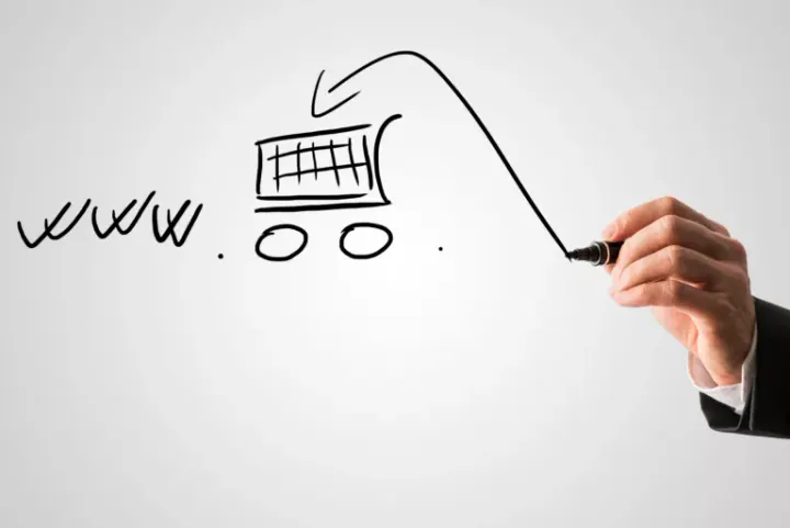 Iemand die online winkelt op een laptop met een bankkaart in de hand