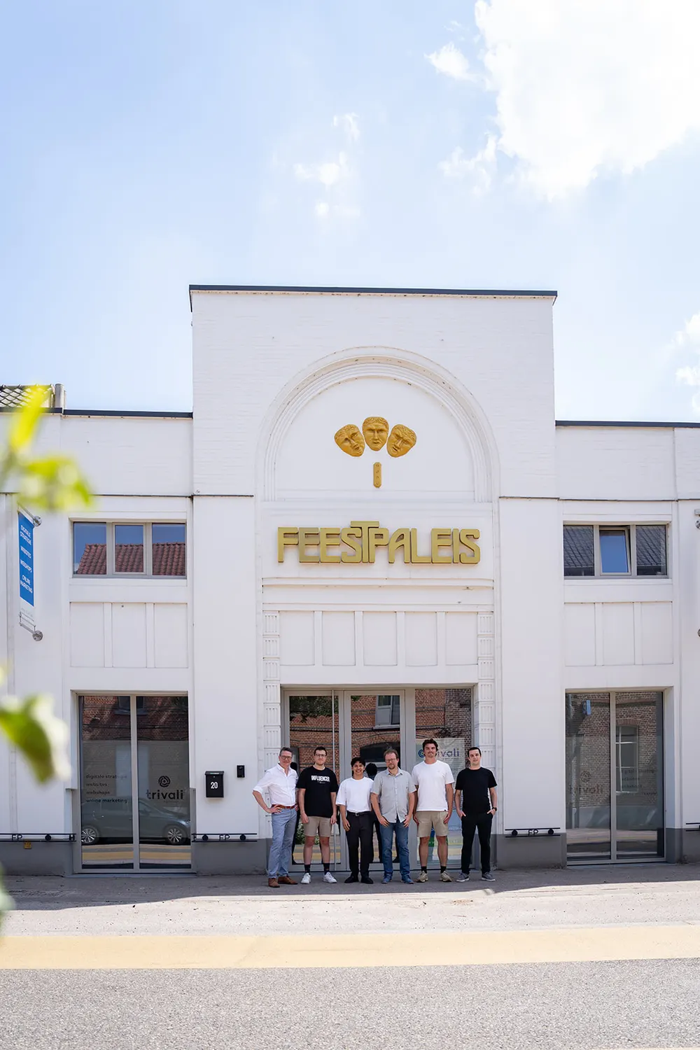 Het team van Trivali voor het kantoor in Beervelde