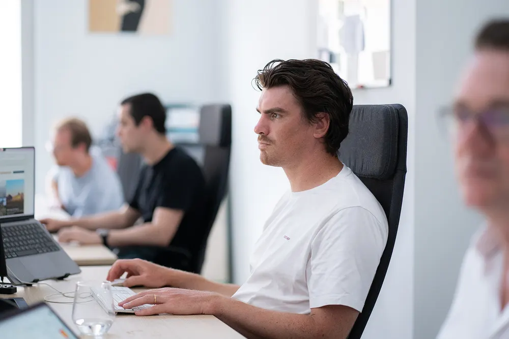 Mensen die samenwerken aan een website
