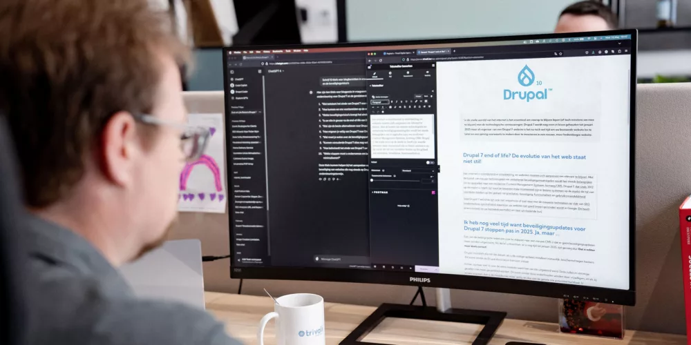 Computer met een artikel over Drupal.